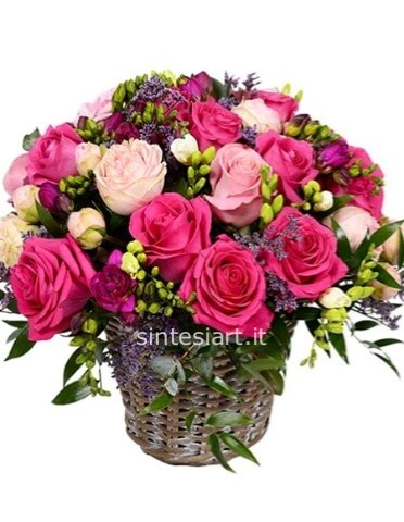 Cestino con rose e viburno o altro verde